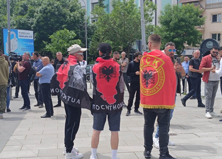 Me flamurin kuq e zi dhe simbolin e shqiponjës, shqiptarët marshojnë në Mitrovicë