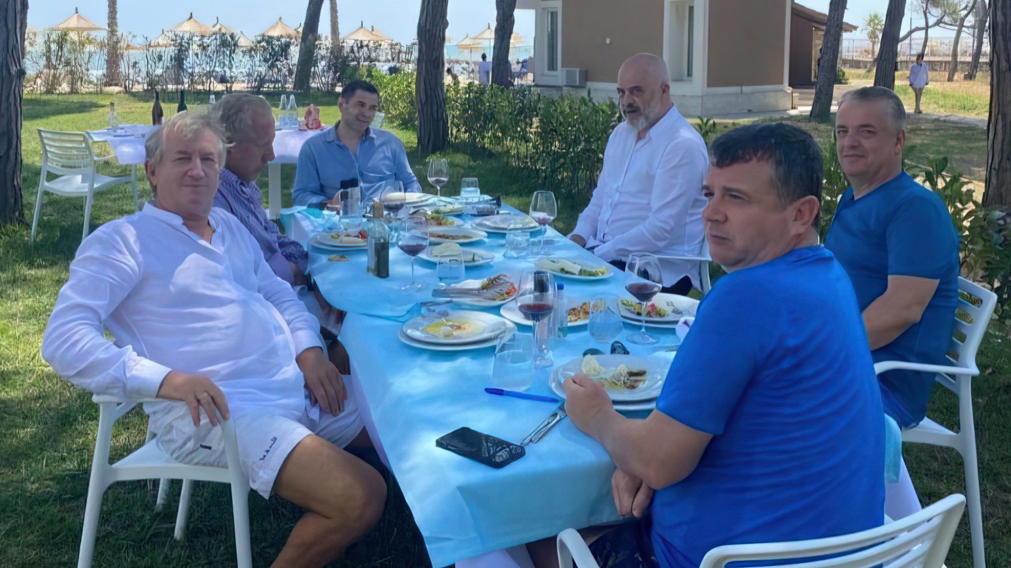 Rikthehet dashuria mes Irfanit dhe Ramës/ Hysenbelliu rikthen pishinat e prishura nga qeveria