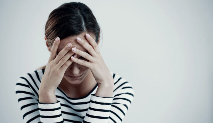 Dhuna, stresi dhe depresioni përkeqësojnë shëndetin mendor të grave në Shqipëri