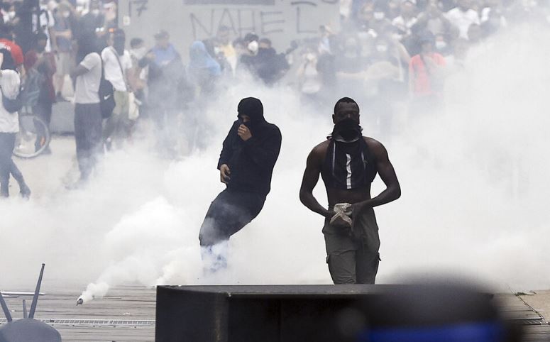 Vazhdojnë përleshjet në Francë, vdes protestuesi