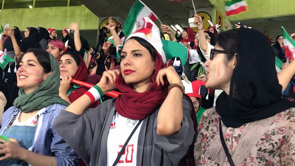 Pas 44 vitesh “bllokimi”, Irani lejon gratë të shohin ndeshje në stadium
