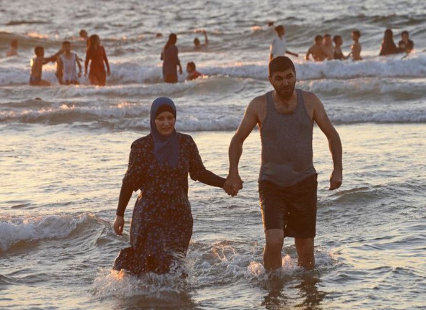 Kryebashkiakia italiane ‘provokon’ myslimanët: Stop plazhit me rroba, vetëm me bikini