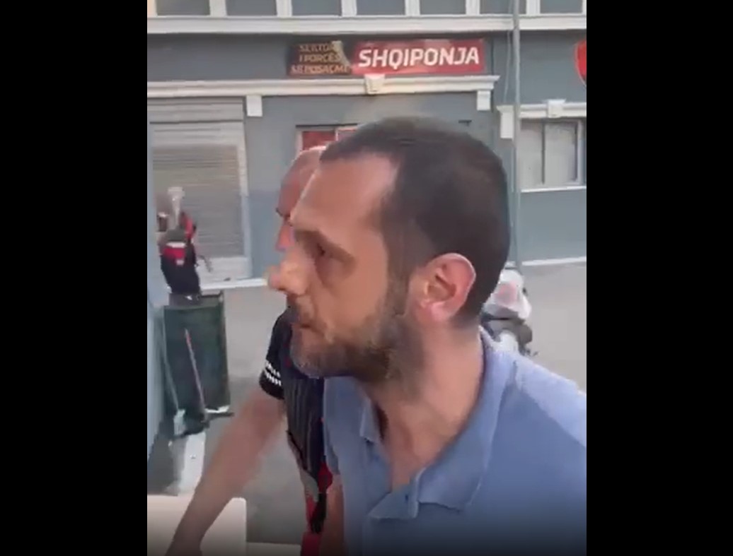 Momenti kur Mujeci i VV-së përcillet nga polici pas arrestimit