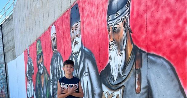 Piktori ‘qëndis’ murin te “Uji i Ftohtë” në Vlorë me portretet e 5 figurave historike shqiptare