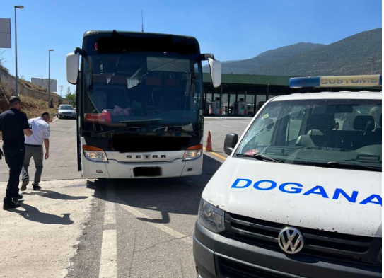 Dogana gjen mall të kontrabanduar në autobusin Tiranë-Prishtinë