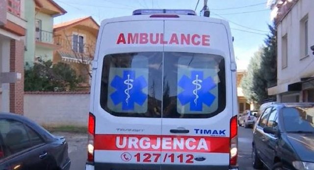 U rrëzua nga shkallët,  humb jetën i moshuari në Devoll