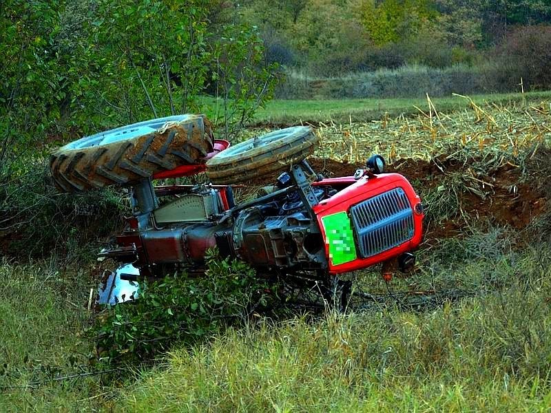 Vdes 58-vjeçari në Suharekë, e zuri traktori me dru