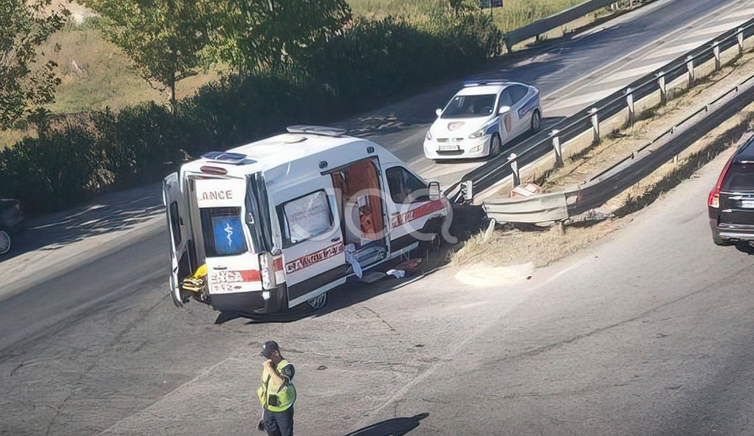Aksident në Lushnje/ Ambulanca përplaset me kamionin, vdes pacienti