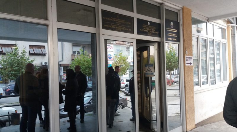 Administrata gjyqësore në Tetovë në protesta, kërkojnë rritje të pagave sikur të gjykatësve