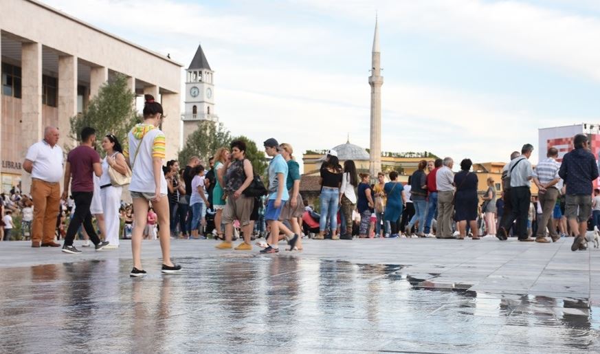 Emigrantët vijnë në ndihmë, më shumë para familjeve në Shqipëri