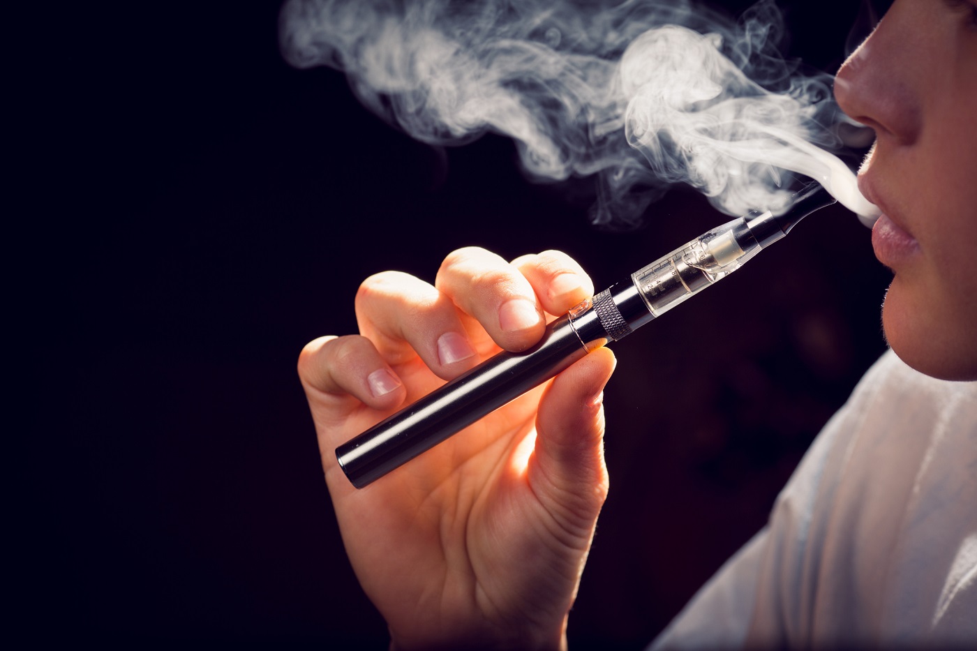 ‘Kurth’ për adoleshentët, Franca ndalon shitjen e cigareve elektronike