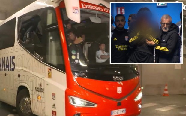 Sulmohet me sende të forta autobusi i Lyon, trajneri i francezëve mbulohet në gjak