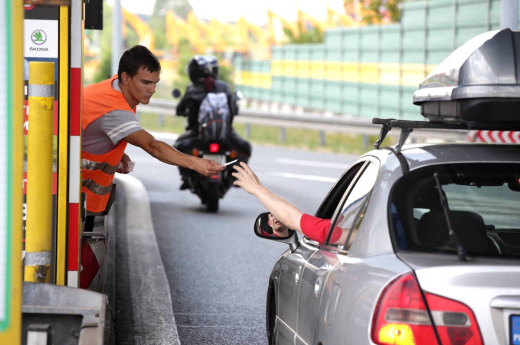 Kujdes! Monedha të rrejshme të dy eurove po qarkullojnë në Maqedoni