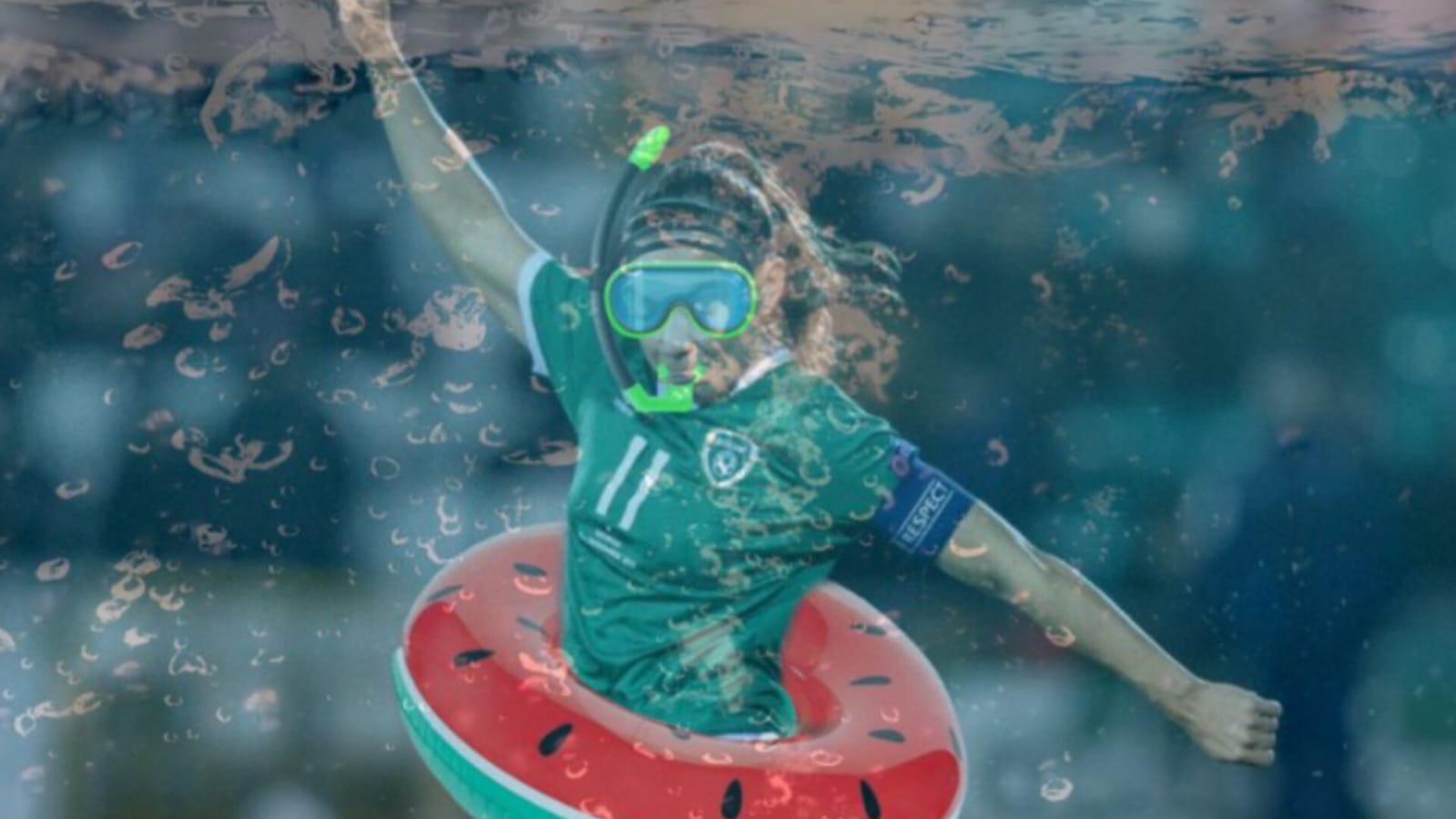 Futbollistja irlandeze ironizon fushën e lojës në Shkodër të përmbytur nga shiu