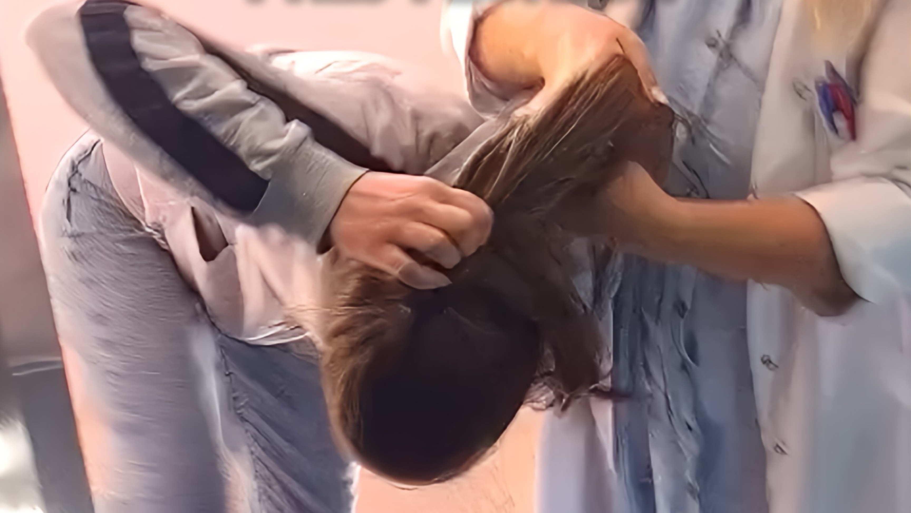 Videoja e plotë e mësueses që kap prej flokësh nxënësen