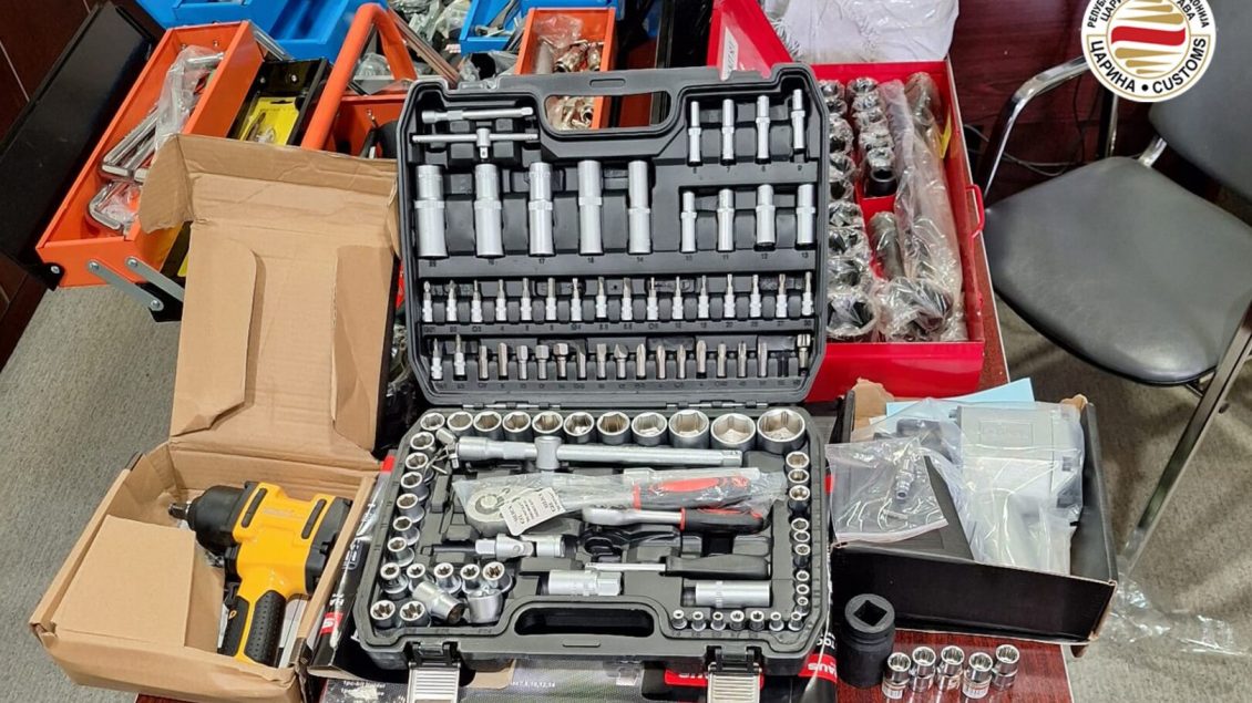 Dogana konfiskon mjete pune dhe aksesorë për celularë me vlerë 355 mijë denarë