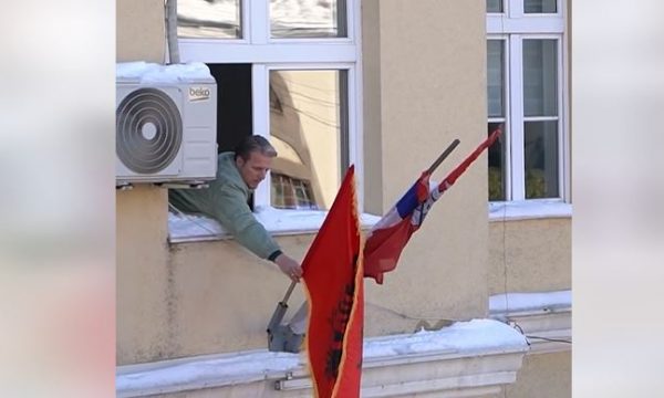 Momenti kur Shqiprim Arifi vendos flamurin kombëtar në godinën e komunës së Preshevës