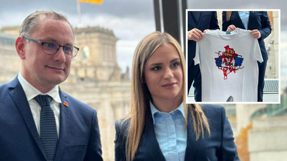 Deputetja serbe ia dhuron deputetit gjerman bluzën me hartën e Kosovës, mbuluar me flamur serb
