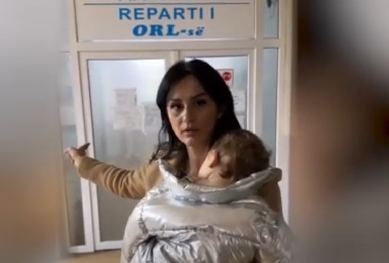 Gazetarja me lot në sy, me vajzën në krahë tregon se si u keqtrajtua nga pediatrja në spitalin e Tetovës