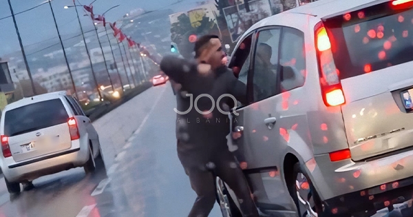 Çmenduri rrugore në Durrës, burri ndalon makinën dhe rreh shoferin tjetër