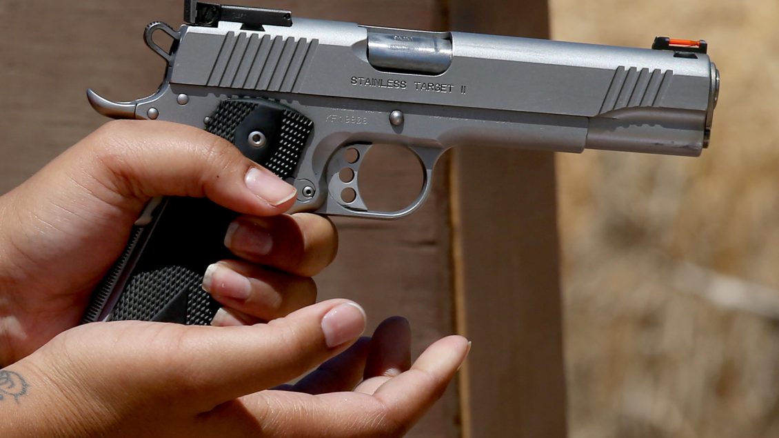 Plagoset zyrtari policor duke e pastruar pistoletën