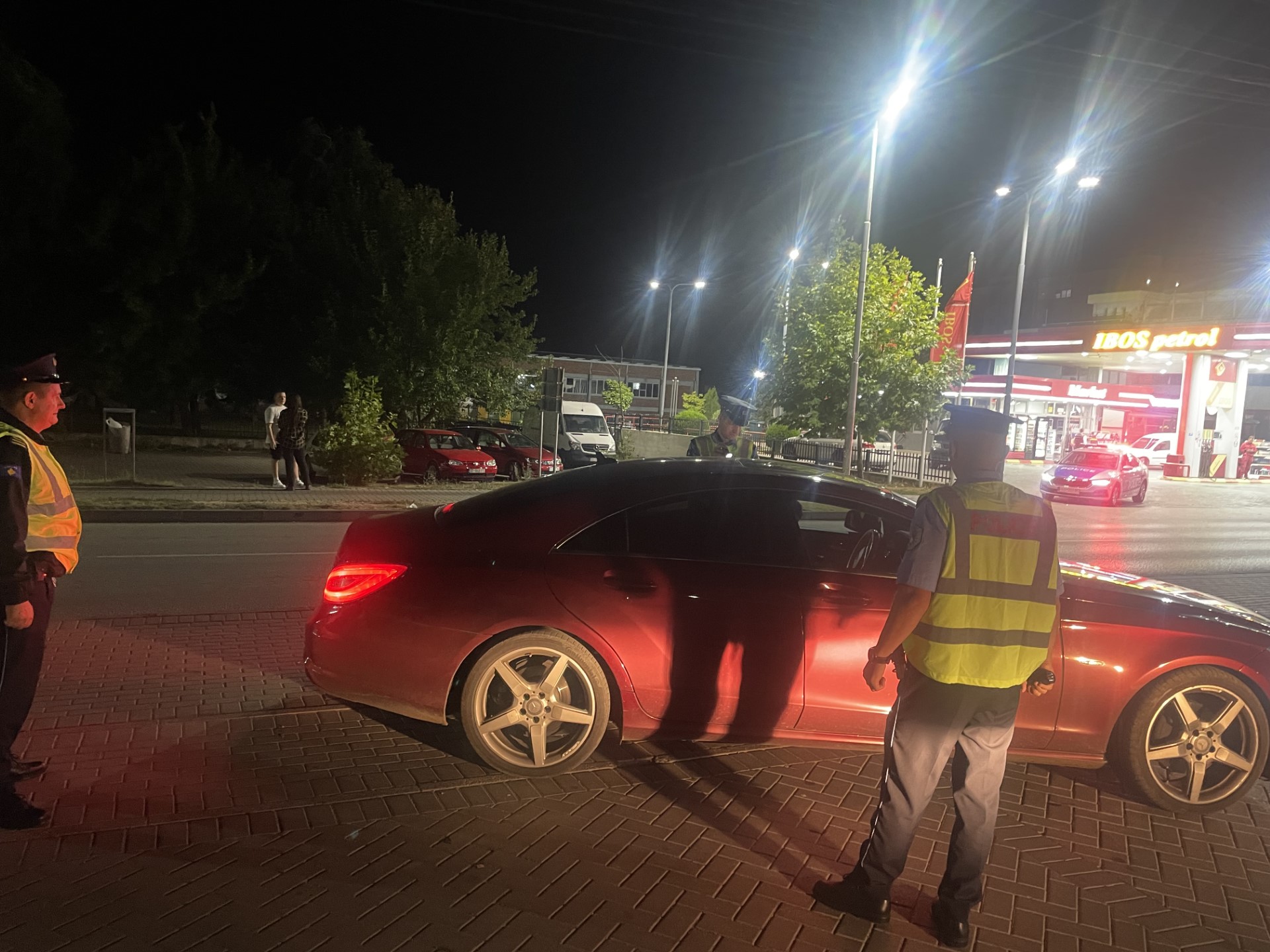 E rëndë në Ferizaj! Narkomanët godasin me veturë tre policë
