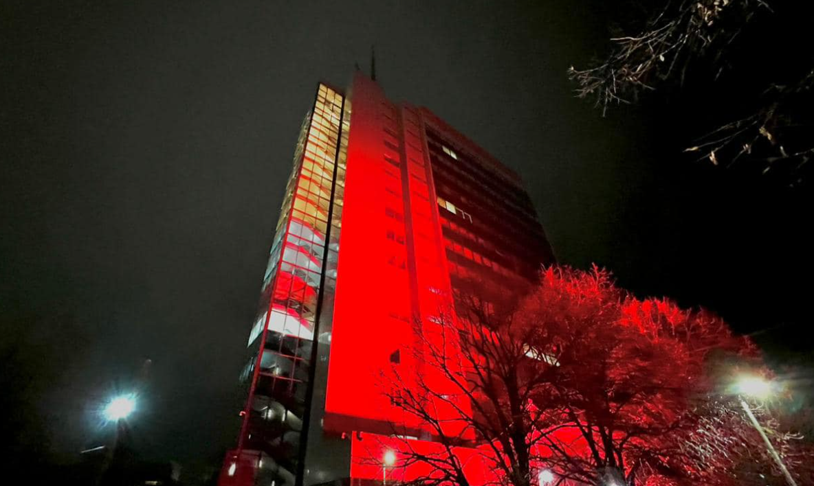 Ndërtesa e Qeverisë ndriçohet në të kuqe për 111 vjetori i shtetit shqiptar