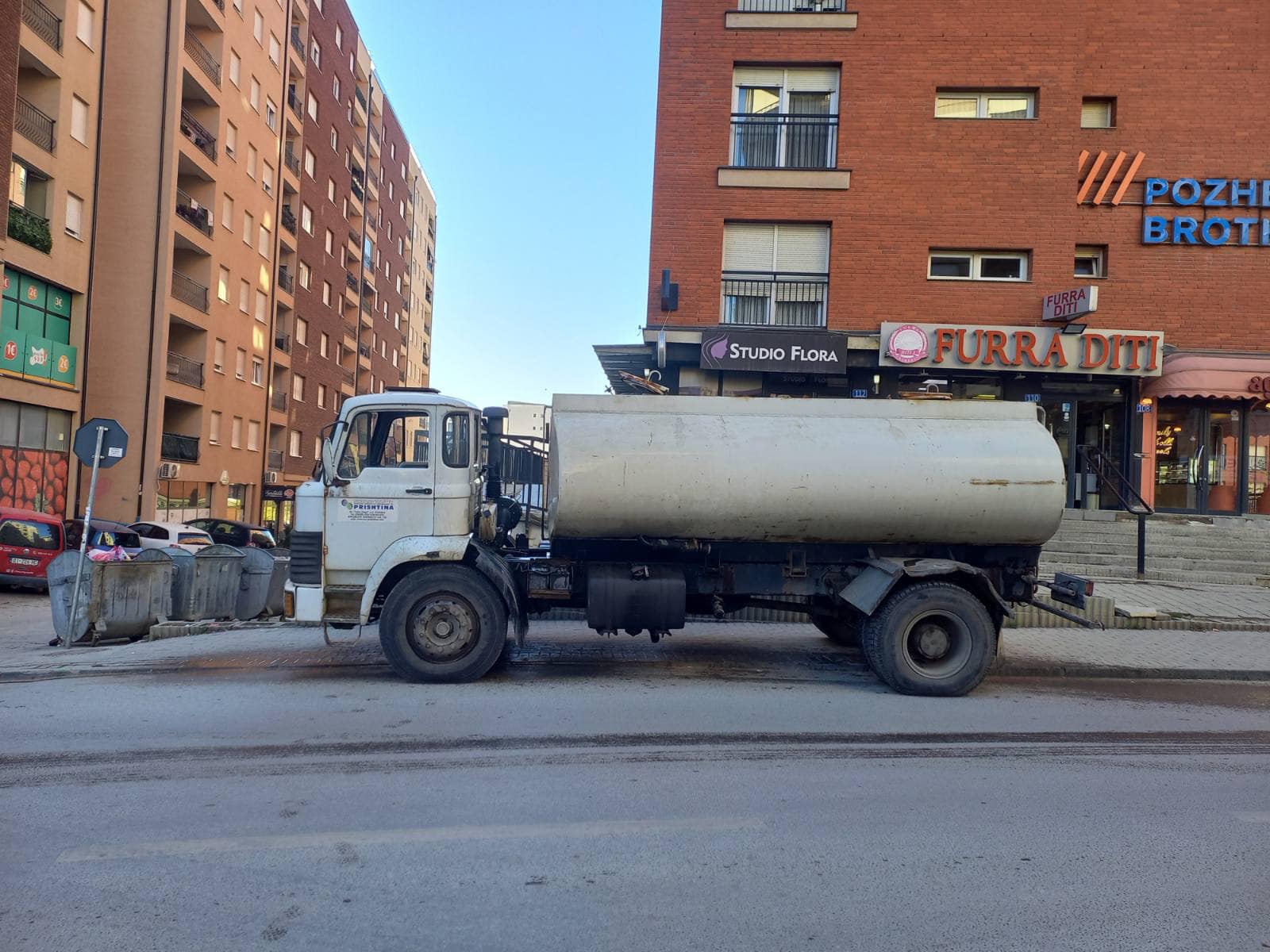 Uji në Fushë-Kosovë jo i pijshëm, qytetarët furnizohen përmes autoboteve