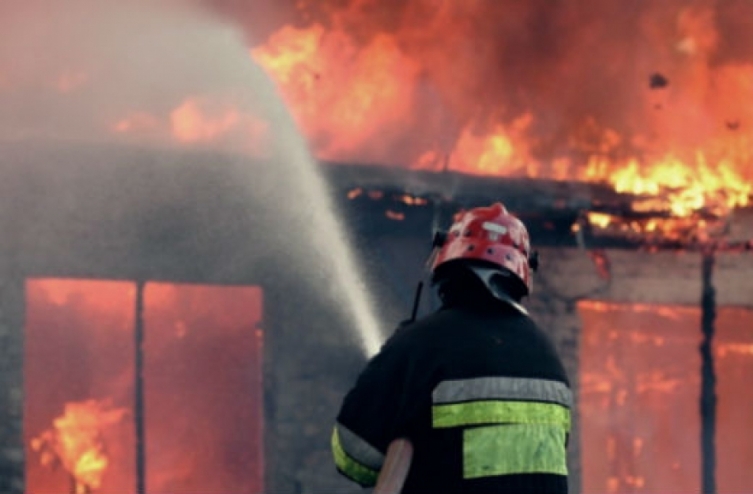 Zjarri kaplon banesën në Fushë Kosovë, shtetasi i huaj thotë se ndodhi nga mbushësi i telefonit