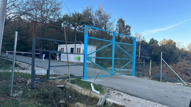 Nuk mjafton trau, Kepi i Rodonit rrethohet me portë hekuri