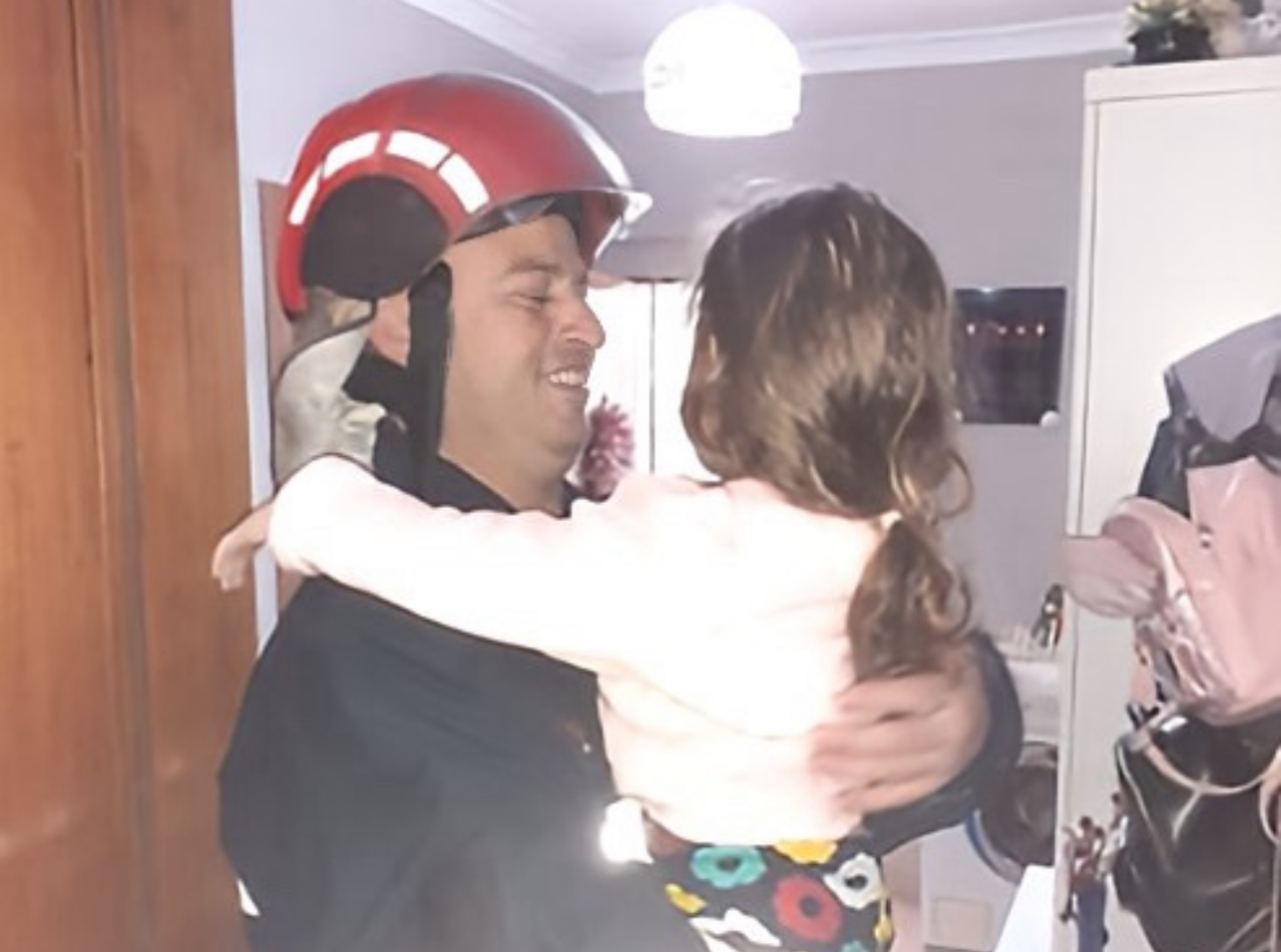 3-vjeçarja mbetet në shtëpi, e shpëton zjarrfikësja