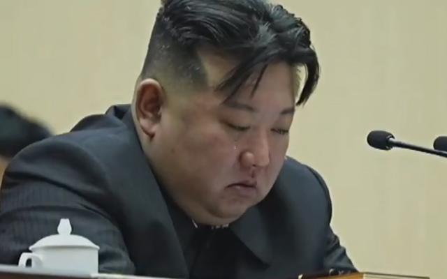 Kim Jong-Un shpërthen në lot para grave: Ju lutem bëni më shumë fëmijë