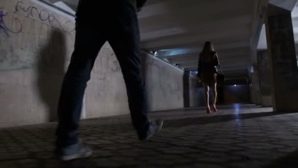 Përndiqte prej disa muajsh një vajzë, në pranga 27-vjeçari