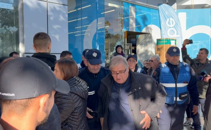 Fier/ Gruaja kap për fyti dhe rreh ish-burrin në mes të qytetit