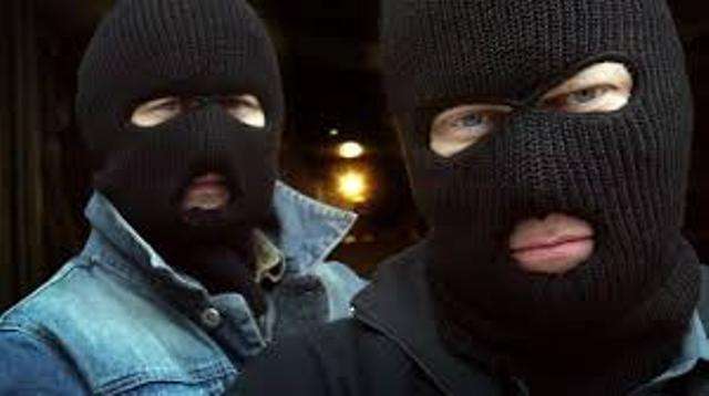 Nën kërcënimin e armës, hajnat vjedhin një market në Ferizaj