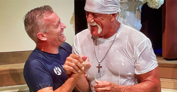 Legjenda Hulk Hogan pagëzohet 70 vjeç dhe i dedikon jetën Jezusit