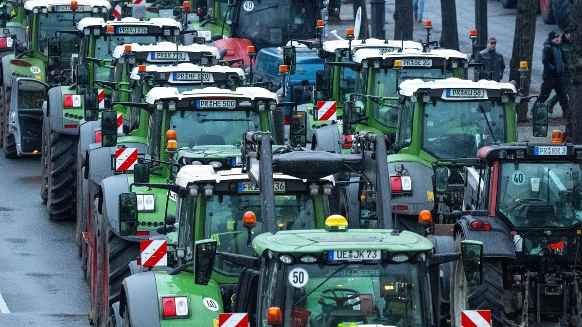 Bllokohen rrugët e Berlinit: 10,000 fermerë dhe 5,000 traktorë protestojnë kundër qeverisë Scholz