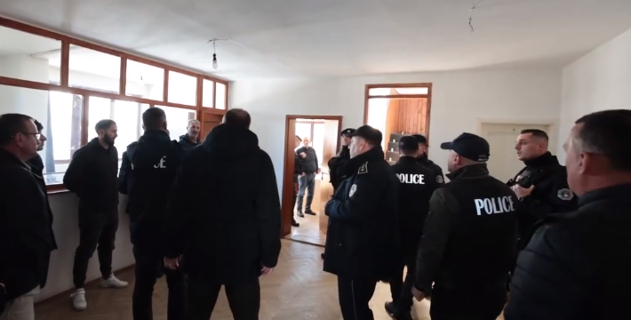 Mbyllen me polici 4 objekte paralele komunale serbe