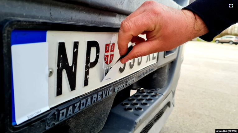 Qeveria miraton vendimin për largimin e stikersave për veturat me targa të Serbisë