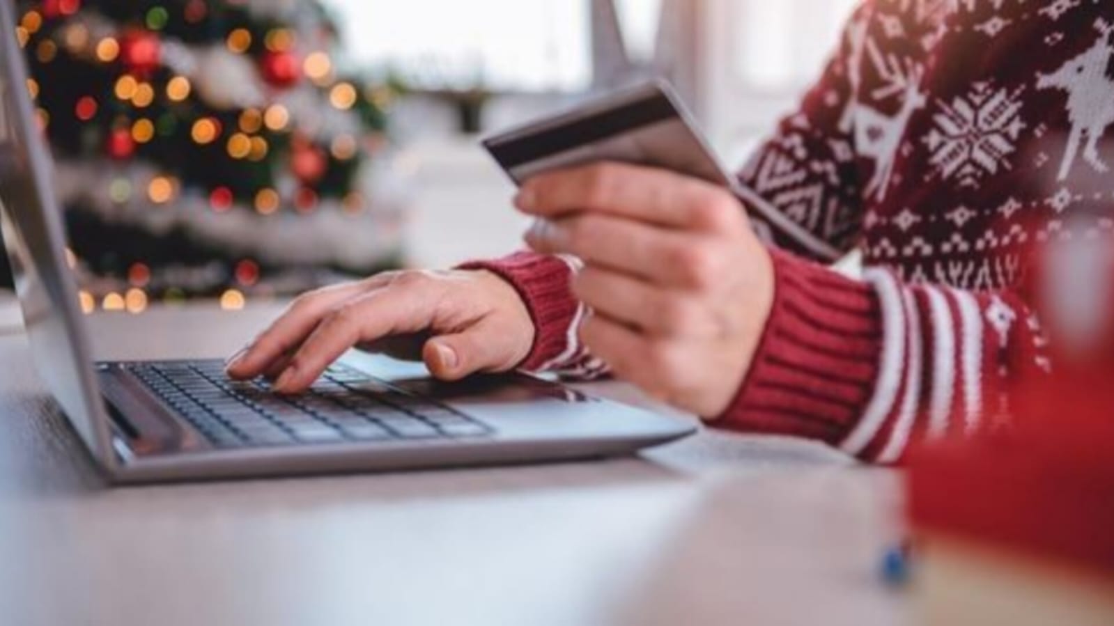 Statistikat/ Gjatë vitit 2023 shqiptarët blenë ‘online’ më shumë rroba dhe këpucë