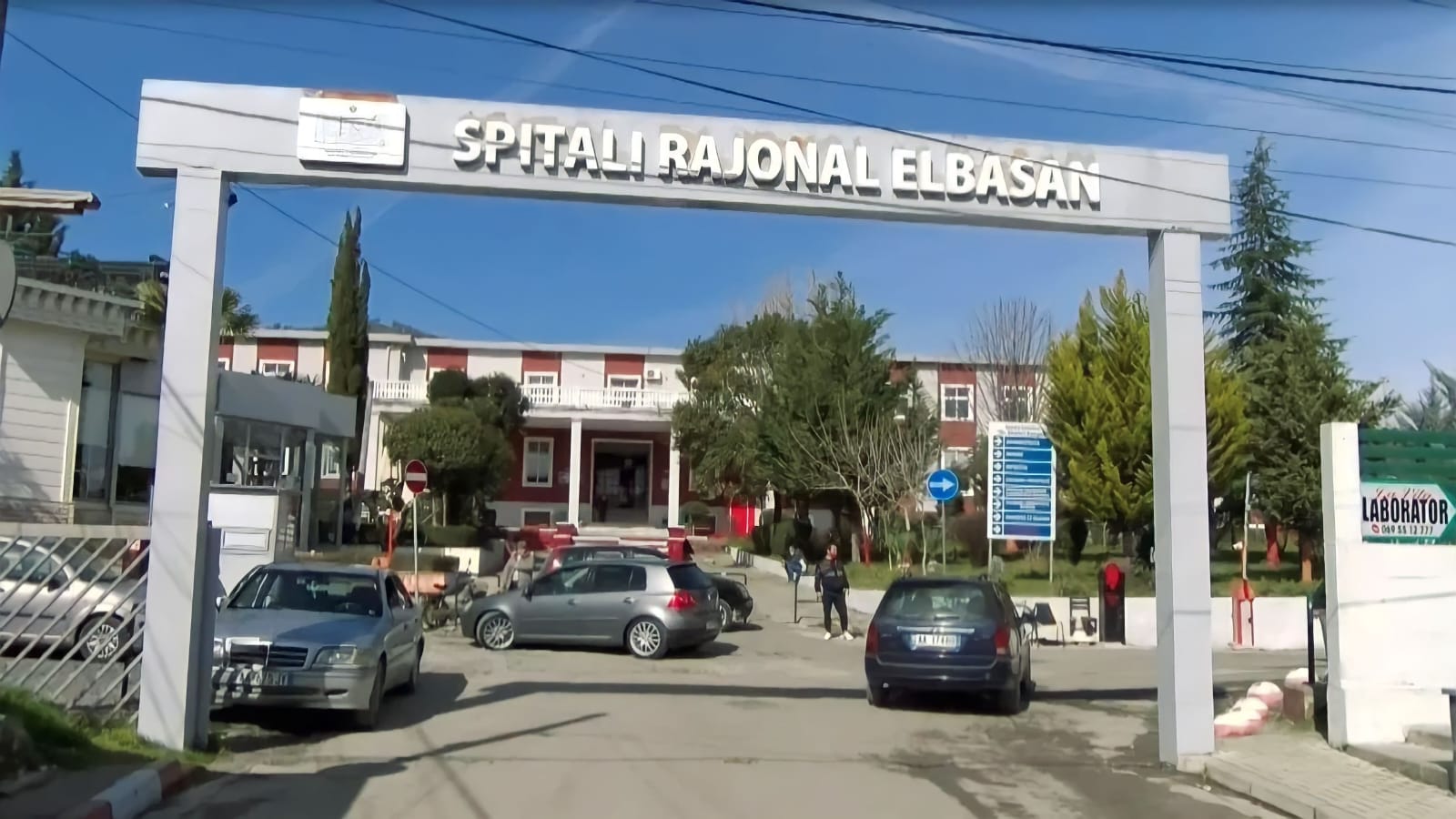 Gjimnazistja në Elbasan hidhet nga kati i dytë i shkollës, dhunohej nga prindërit me probleme mendore
