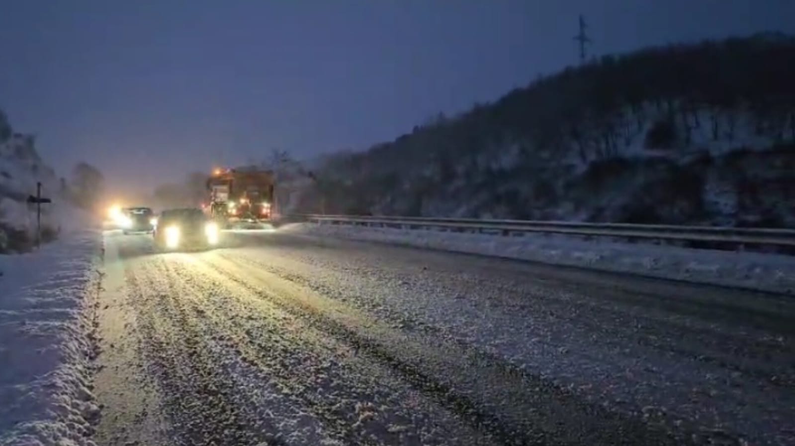 Moti i keq “mbërthen” edhe Elbasanin, dhjetëra fshatra në errësirë totale