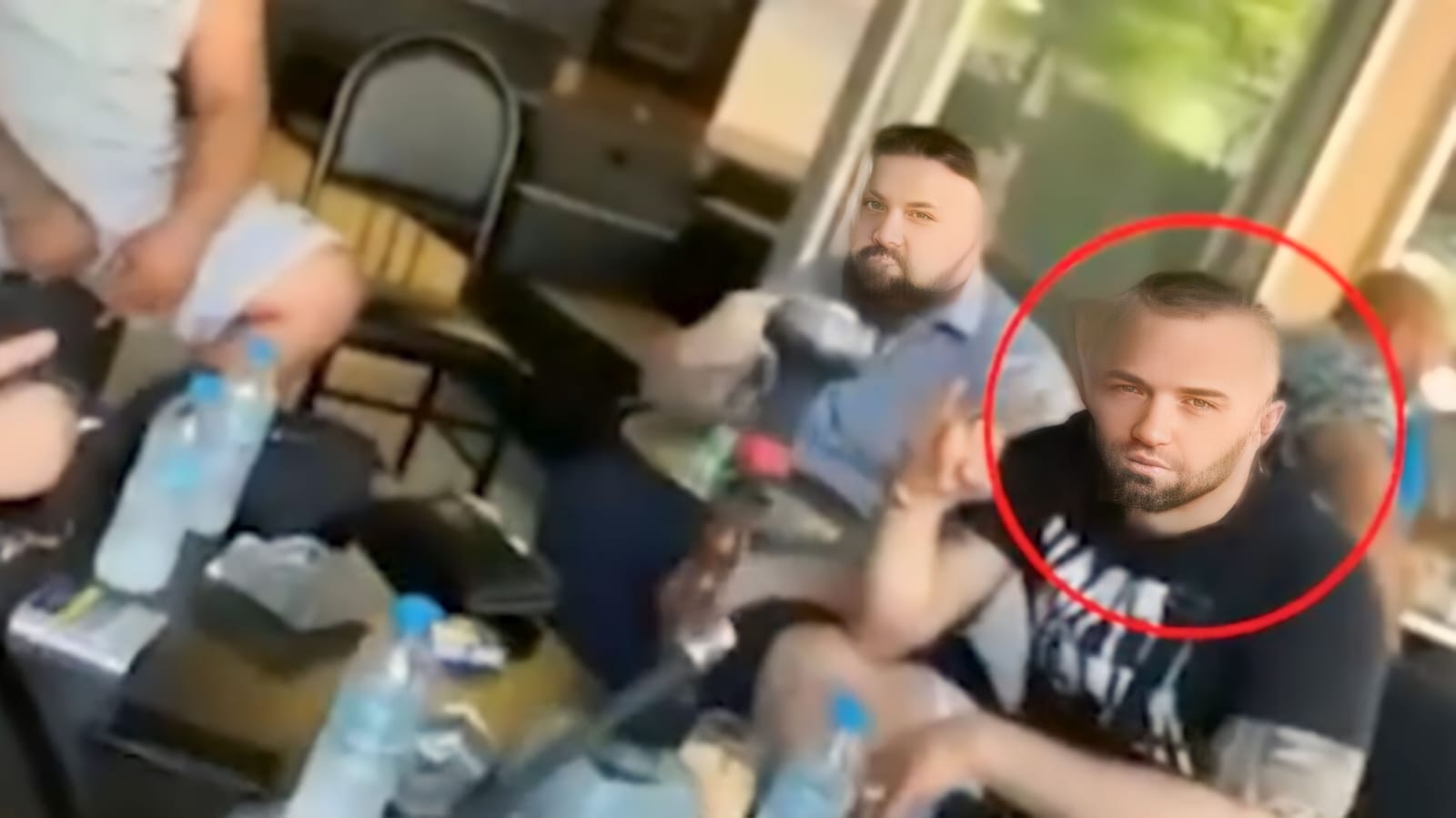 Pasi vrau bashkëatdhetarin, shqiptari “luan” shijon kafen i pashqetësuar në mes të Athinës