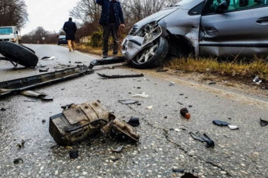 Vetë-aksidenti me fatalitet në Gjilan, vetura u godit me shkëmbinjtë