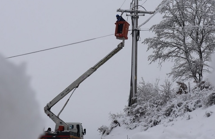 Peja dhe Gjakova mbeten pa rrymë si shkak i borës dhe erërave të forta