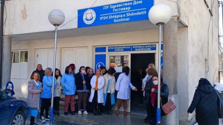 Punonjësit të shtëpisë së shëndetit në Gostivar po protestojnë