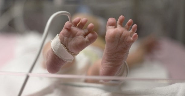 Mbërriti në spital me temperaturë, foshnja shqiptare 15-muajshe humb jetën në Greqi