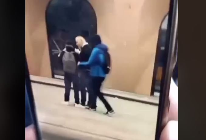 Kondukteri konfrontohet me një nxënës të shkollës së mesme