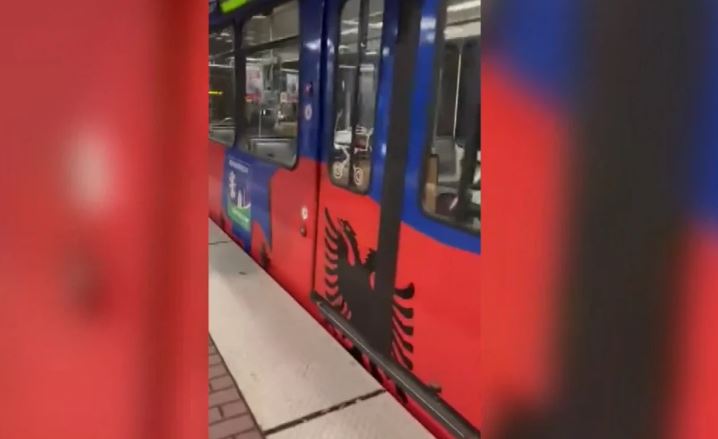 Treni në Dusseldorf “vishet” me flamurin kuqezi