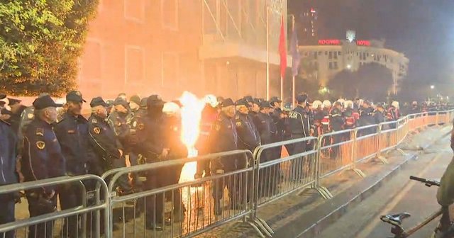 Hodhën kapsolla e molotovë, 4 të arrestuar pas protestës së djeshme